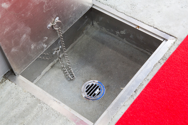 走行するとFCV同様、水が生成されるが、FCフォークリフトは清潔な倉庫内で使用するので水とはいえ車外に放出できない。そこで貯水タンクも装備していて、水素充填時に専用ホースをつなぎドレンから排出。生成水は排水溝へ流される