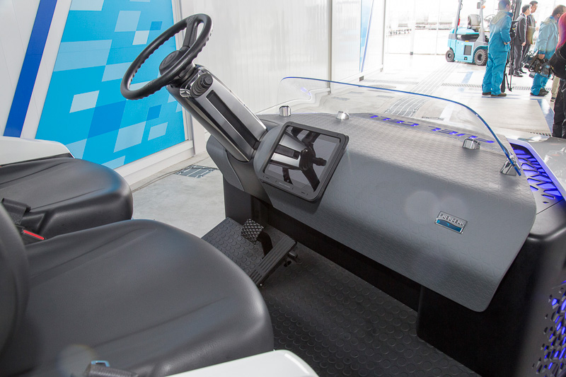 機械的なメーターはなくモニタのみ。車体左右には外部への給電リッドが設けてあった