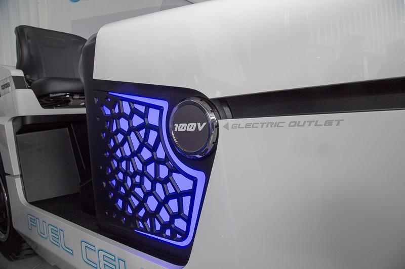 機械的なメーターはなくモニタのみ。車体左右には外部への給電リッドが設けてあった