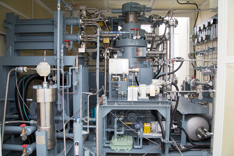 白い横長の装置が水素貯蔵用の蓄圧器。3本入っていて、高圧水素ディスペンサーで同時、連続充填も可能になっているとのこと