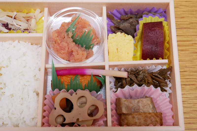 おかずは辛子めんたいこ味とはなっていないので、逆に辛子めんたいこの味が引き立つ。おかずに辛子めんたいこをまぶして食べても美味しい