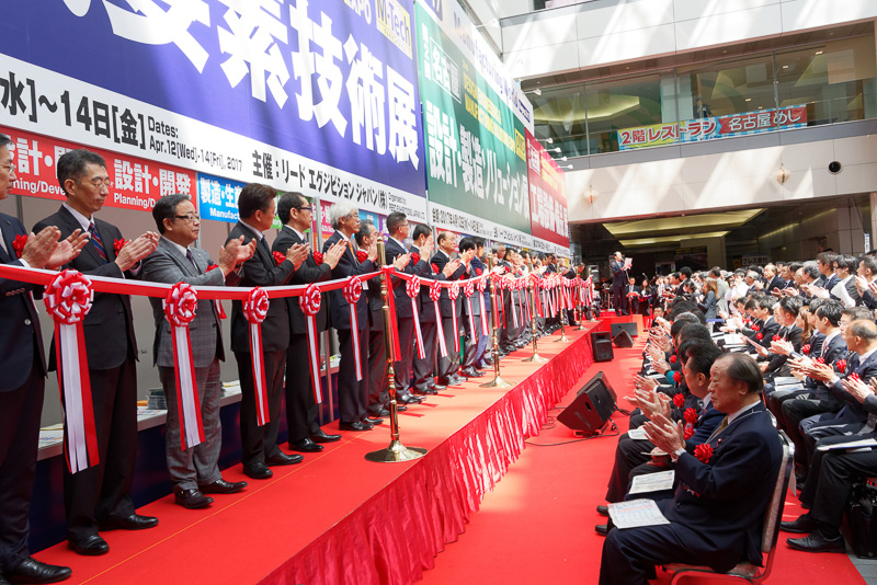 開幕を祝して、河村たかし名古屋市長や政治家、製造業の大企業役員ら総勢36人が「大テープカット」を実施