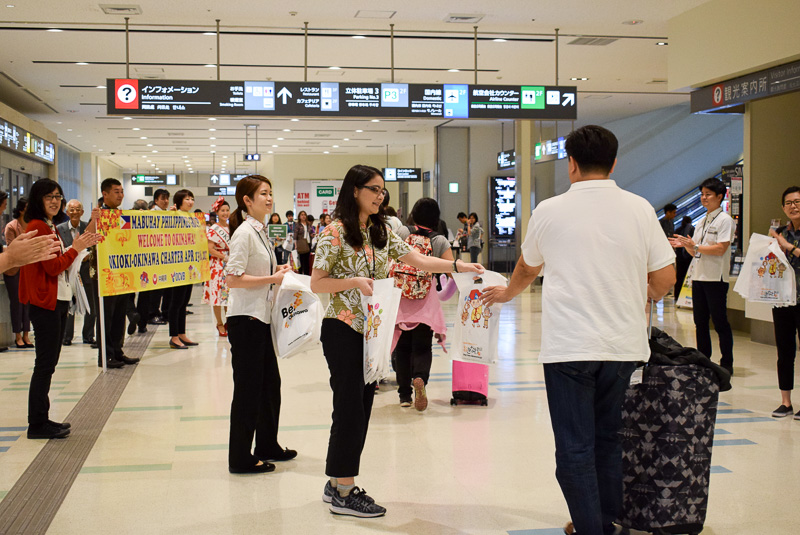 沖縄観光コンベンションビューローから、パンフレットと星砂のプレゼント