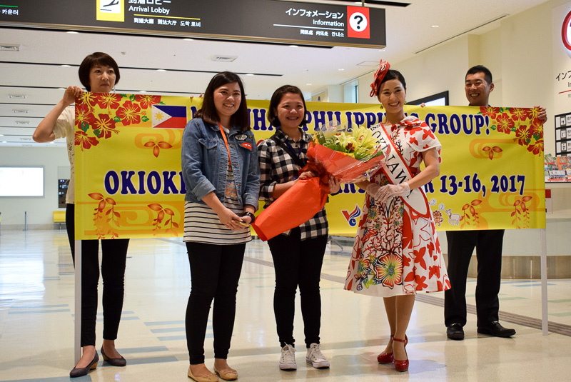 乗客代表へミス沖縄より花束贈呈