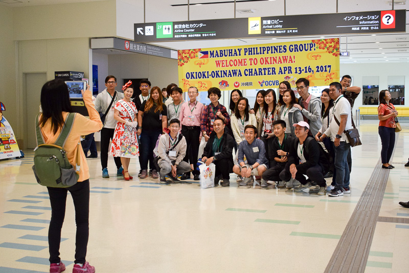 グループで記念撮影する人たちも