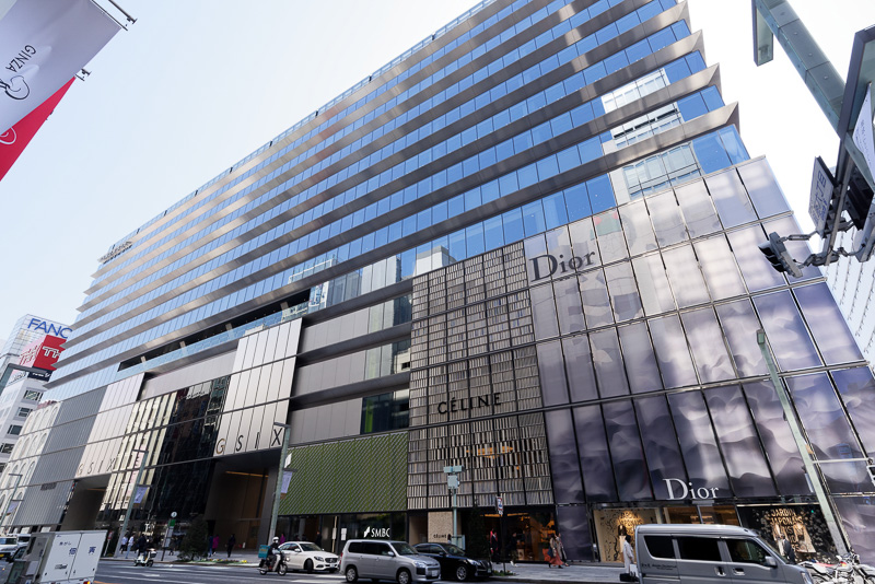 GINZA SIXの外観。手前が中央通り。上層階（主にオフィスフロア）がひさしを、下層階（主に商業施設）がのれんをイメージしたデザインになっている