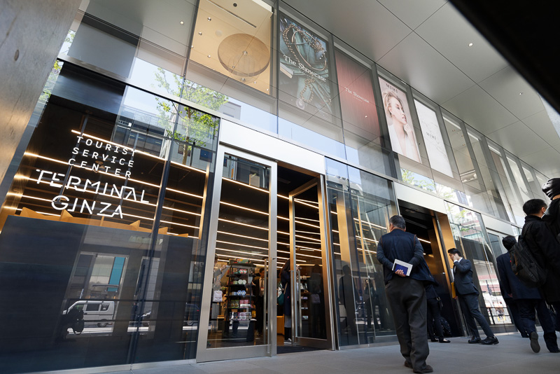 バス発着所の真正面には、観光案内所となるツーリストサービスセンター「TERMINAL GINZA」がある