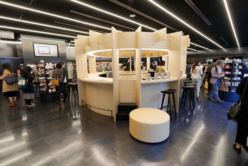 バス発着所の真正面には、観光案内所となるツーリストサービスセンター「TERMINAL GINZA」がある