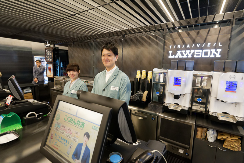 観光案内所として観光スポットをアドバイスするだけでなく、コンビニエンスストアのローソンを併設