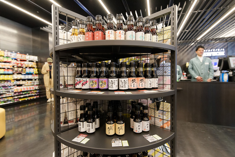 通常のコンビニに近い品揃えであるのはもちろんのこと、日本各地や銀座のローカル商品も販売する