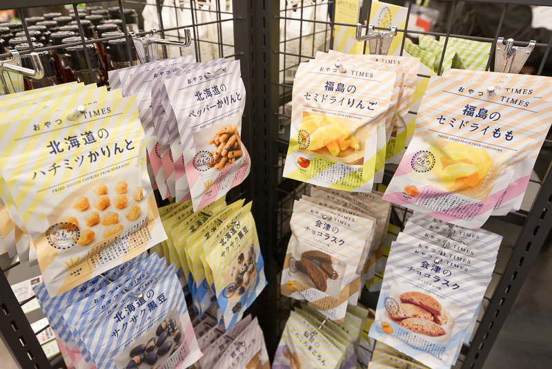 通常のコンビニに近い品揃えであるのはもちろんのこと、日本各地や銀座のローカル商品も販売する