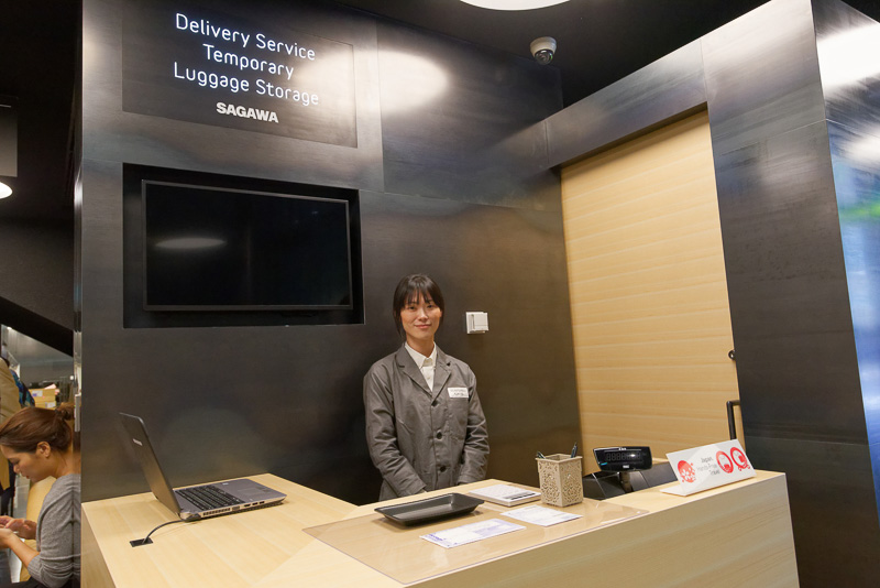 奥の方には免税カウンター、宅配便窓口、荷物一時預かり所、外貨両替コーナーがあり、海外からの観光の要所として機能させる
