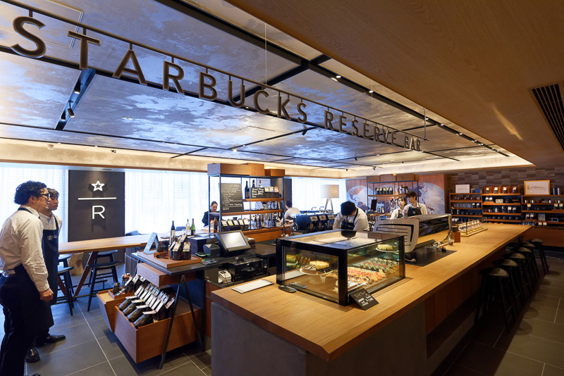 注目は、日本初となる新業態「STARBUCKS RESERVE BAR」。「コーヒーの世界観を堪能」するのに特化したスペースが設けられる