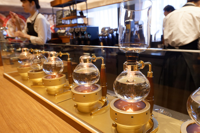 これをサイフォンや、日本初上陸という水出しコーヒー用の「ナイトロ コールド ブリュー コーヒー」、あるいは「クローバー」「ブラックイーグル」などを使って手間ひまかけて抽出する