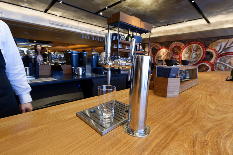 これをサイフォンや、日本初上陸という水出しコーヒー用の「ナイトロ コールド ブリュー コーヒー」、あるいは「クローバー」「ブラックイーグル」などを使って手間ひまかけて抽出する