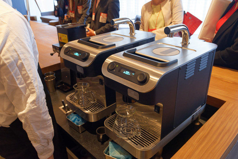 これをサイフォンや、日本初上陸という水出しコーヒー用の「ナイトロ コールド ブリュー コーヒー」、あるいは「クローバー」「ブラックイーグル」などを使って手間ひまかけて抽出する