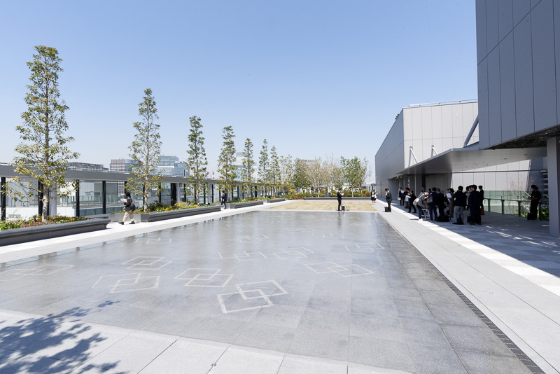 日本の庭園文化と西洋の広場文化を折衷したという屋上庭園