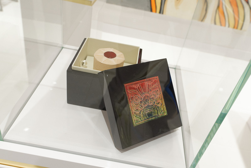 創業者はアーティストでもあり、自身の作品や支援する若手アーティストの作品が店内に展示されている