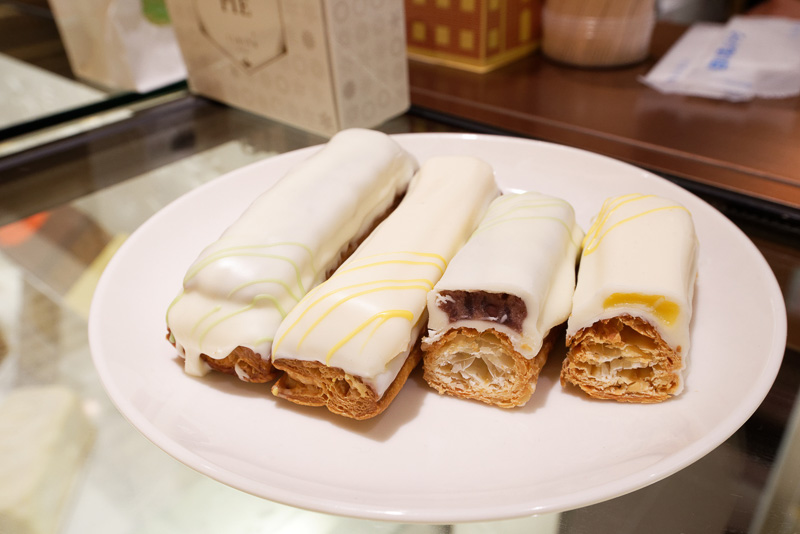 パイ生地を重ね、上からホワイトチョコレートでコーティングした「Pali（パリ）」。十勝小豆の粒あんとカスタードの2つのフレーバー