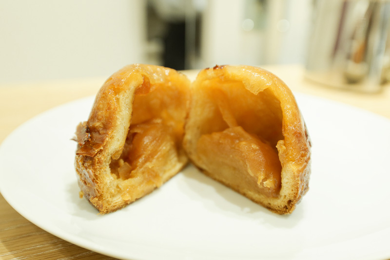 「クイニー・タタン」（486円）。クイニーアマンの中にタルトタタン（焼きリンゴのタルト）を詰めて焼き上げた同店の看板スイーツ