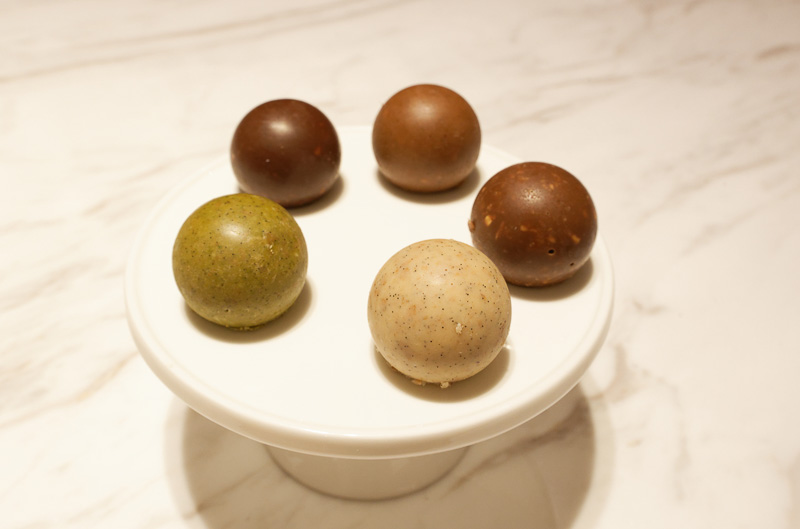 「クラックネ」（303円）。一口サイズのチョコレートで、“噛みごたえ”や“食感”にもこだわった一品。5つのフレーバーを楽しめる