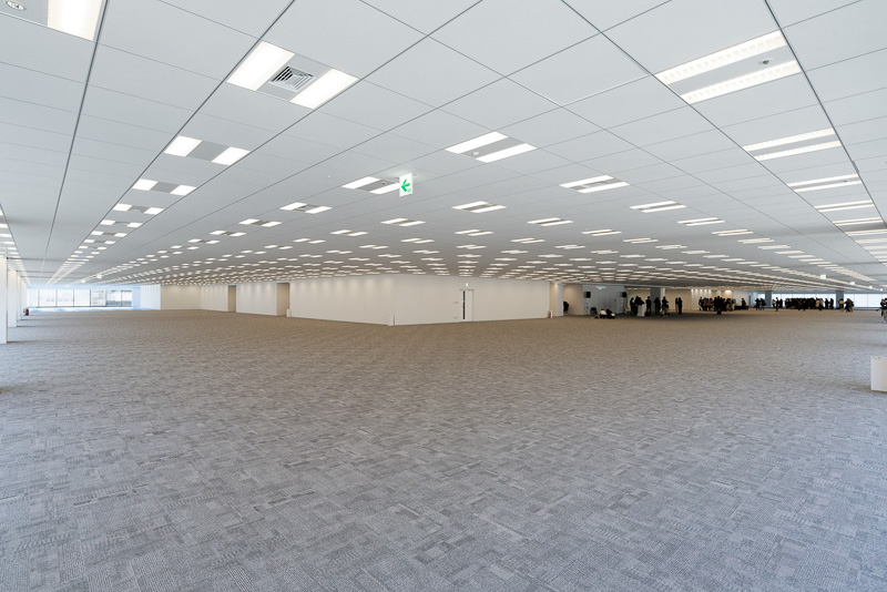 7～12階と、13階の一部にあるオフィスフロアも見学。基準階となるフロアの広さは6140m<sup>2</sup>で、都内最大級