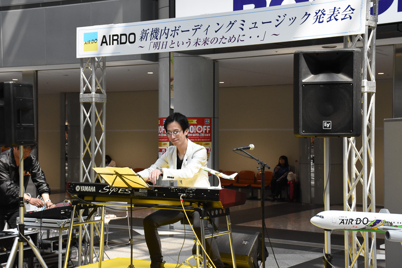 「明日という未来のために‥」の披露を含むミニコンサートを行なった大塚賢太郎氏