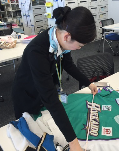 採寸から完成までの様子（写真提供：AIR DO）