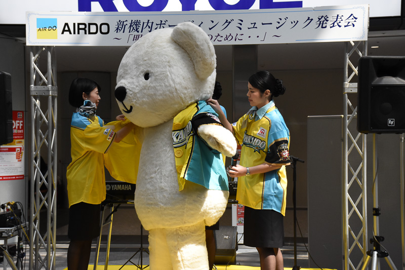 3人がかりで着付けてもらうベア・ドゥ