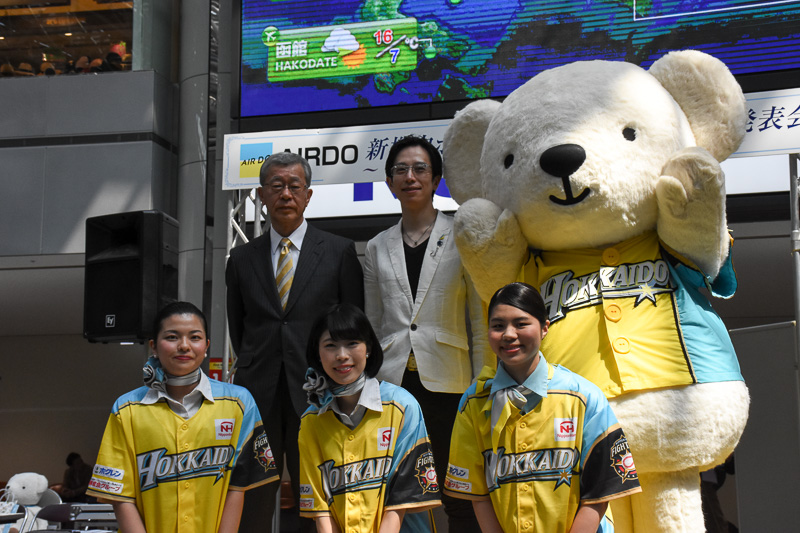 谷社長、大塚氏、ベア・ドゥ、CAらで記念撮影