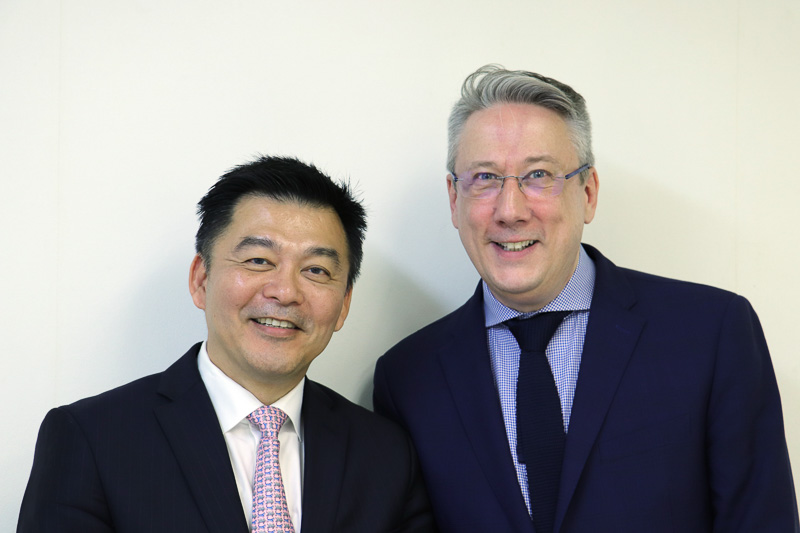 インタビューに応じた香港本社のスタークルーズ、ドリームクルーズ エンターテイメント部門 上級副社長のコーリン・カー氏（右）と、ゲンティンクルーズライン 営業部門 上級副社長 マイケル・ゴー氏（左）