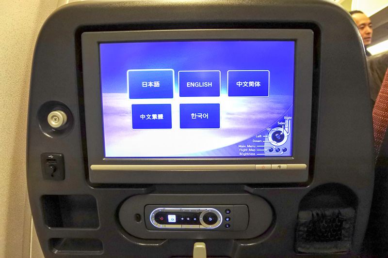 10.6インチモニターを搭載する「MAGIC-V」。周辺にはUSBポートや小物入れ。モニター操作用リモコンなどが並ぶ