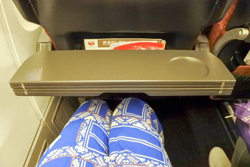 テーブルはサイズが変えられるタイプでドリンクを置いておくだけのときは半分にして使える