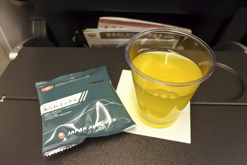 食事前にちょっとしたブレイクタイム。冷緑茶（綾鷹）と亀田製菓の「あられミックス」。おかきや柿の種などランダムに入っている