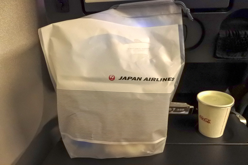 朝食用の「バナナ＆ウォールナッツマフィン」とドリンク。JALのオリジナルバッグ入り