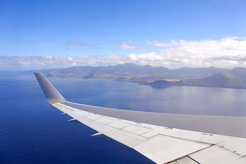 定刻どおりにホノルル国際空港へと到着。オアフ島へとどんどん近づいていく様子が窓から楽しめた