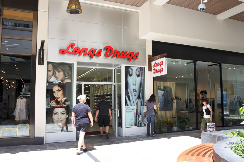 「アラモアナセンター」内の「ロングス・ドラックス」。日用品から定番土産までがお得に入手できる