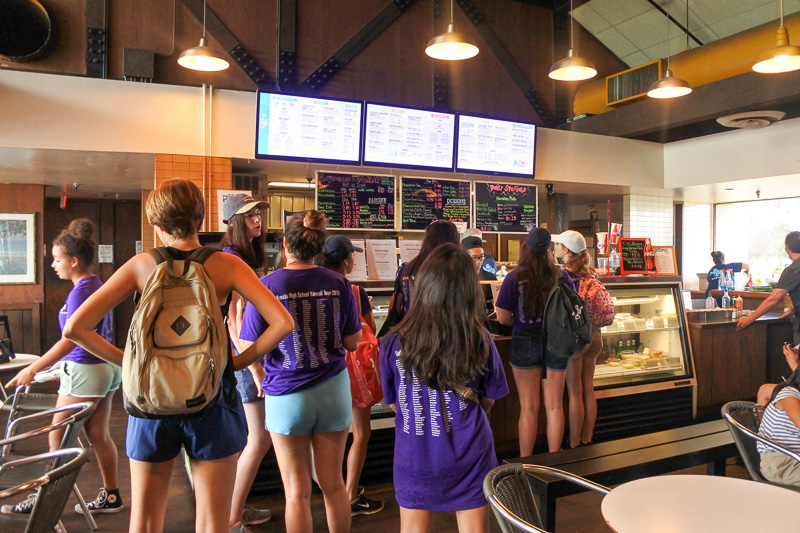 店内は学生や地元の人々がランチを食べに列をなしていた。オーダー時に名前を伝えて、呼ばれたら渡されるスタイル