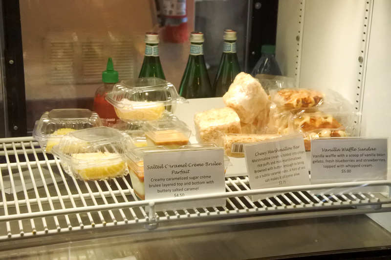 ライスクリスピーやワッフルなども、ポケ丼と一緒にどうぞ