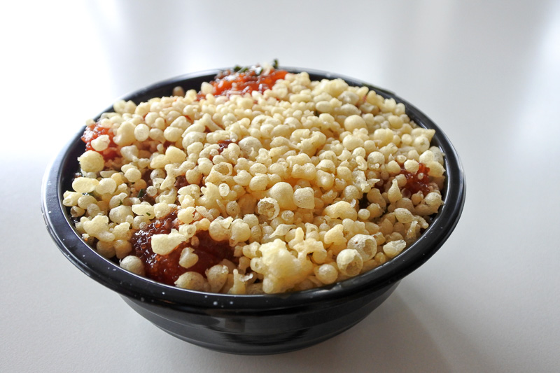 スタッフお勧めの「ポケ・クランチ・ボウル」（スモールサイズ8ドル、約880円）