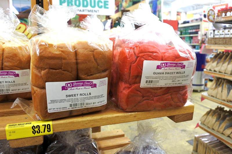 鮮やかな色彩のお餅やブレッドとともに、ドリンクや生鮮食品が並ぶ