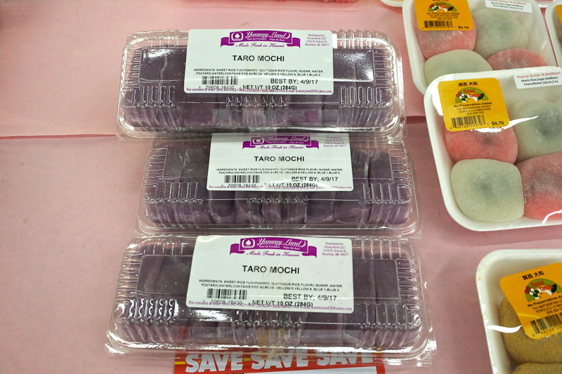 鮮やかな色彩のお餅やブレッドとともに、ドリンクや生鮮食品が並ぶ