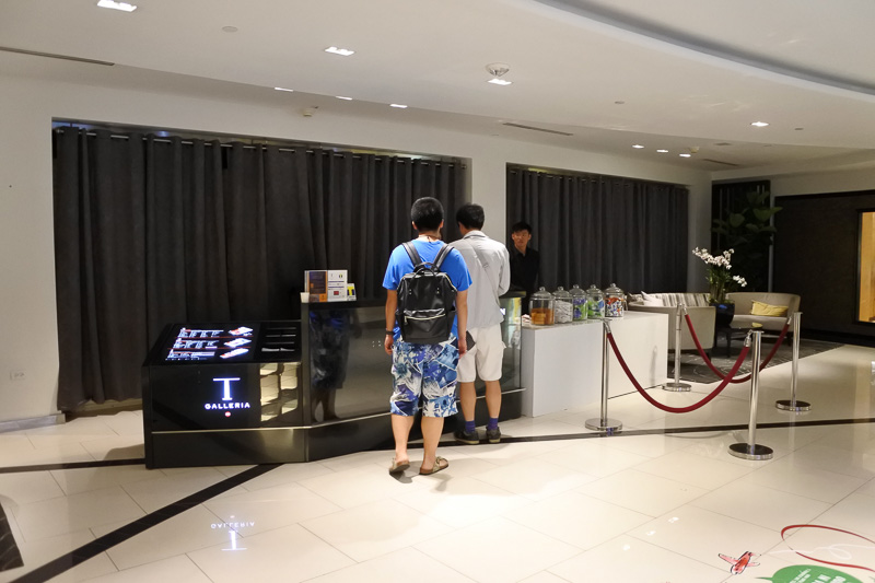 「Tギャラリアハワイ by DFS」のコンシェルジュデスク。ここでカードを提示するとチョコレートをプレゼント
