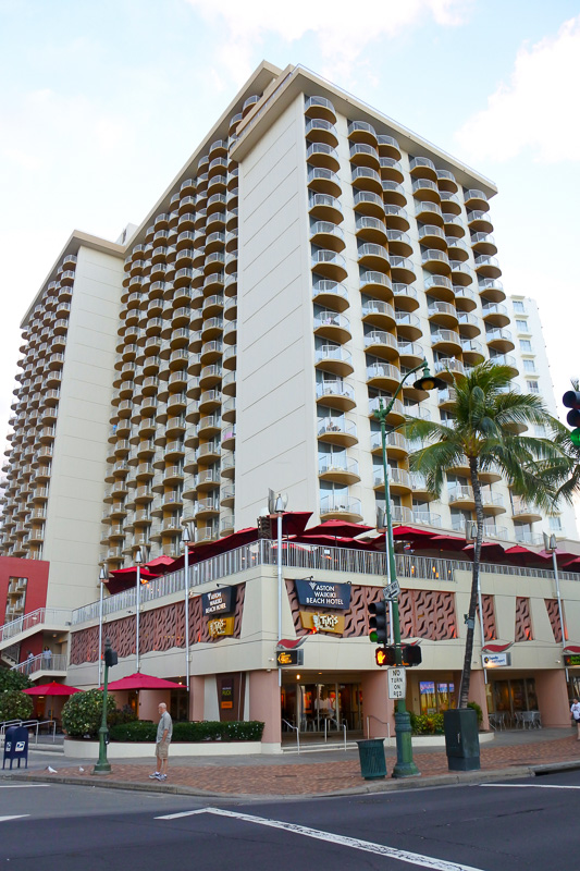 宿泊先の「アストン・ワイキキ・ビーチ・ホテル」。日本でもおなじみの「サブウェイ」などが併設されている