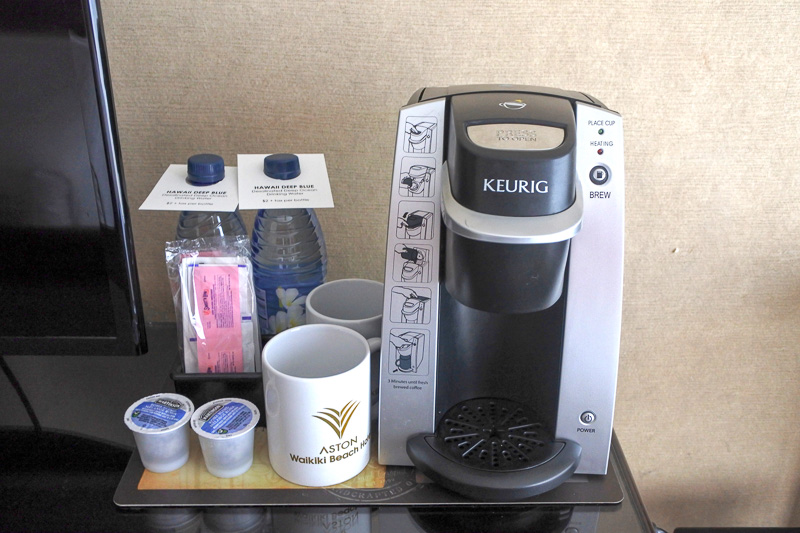 テレビ横には、有料のミネラルウォーター2本（1本2ドル、約220円）とコナコーヒー