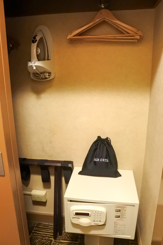 セキュリティボックス、ドライヤーはクローゼットの中にある