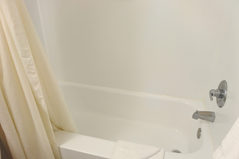 固定式のシャワーヘッド。湯船は足が伸ばせるサイズ感