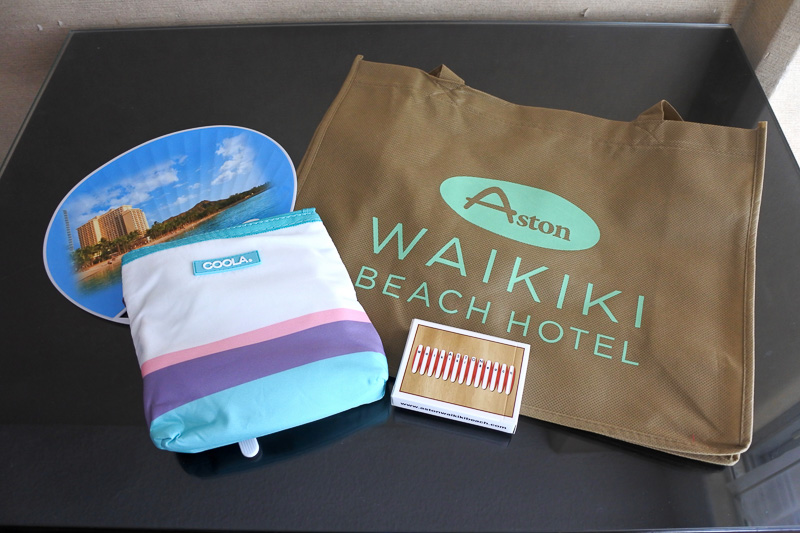 窓際の机の上のオリジナルバッグ内には、オーガニック・サンケアブランドの「COOLA」のセット、ホテルのオリジナルトランプ、うちわが入っていた