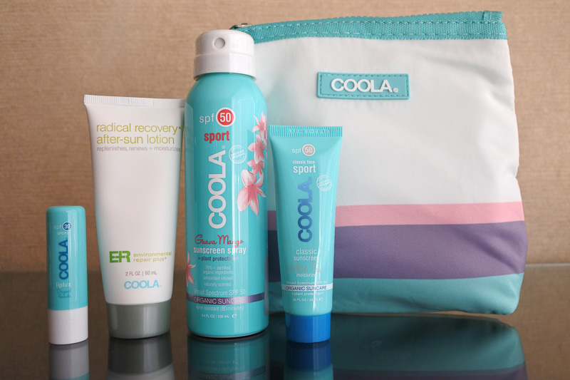 オーガニック・サンケアブランド「COOLA」の日焼け止めスプレー、リップ、顔用日焼け止め、日焼けあとのリカバリーローションがポーチにイン