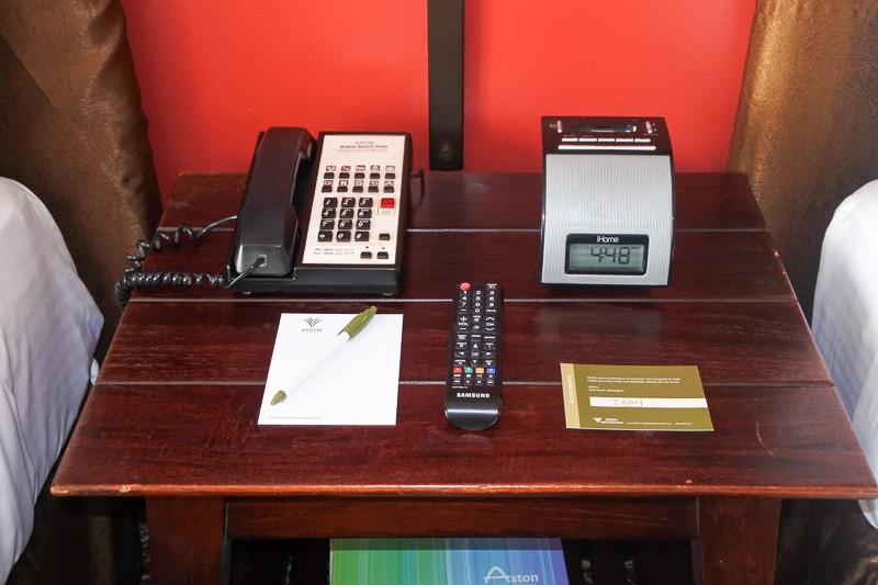 枕元には、目覚まし時計や電話などが設置されている